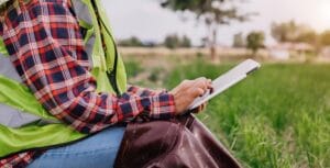 mulher-agricultora-usando-computador-tablet-digital-em-aplicacao-de-tecnologia-de-campo-na-atividad