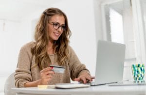 frau bezahlt bei online shopping