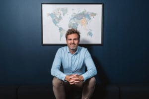 Paw Steffensen Sofa blaa baggrund WEB